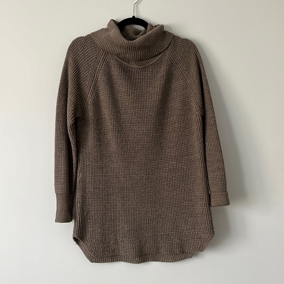 Taupe turtleneck sweater - Picture 1 of 3